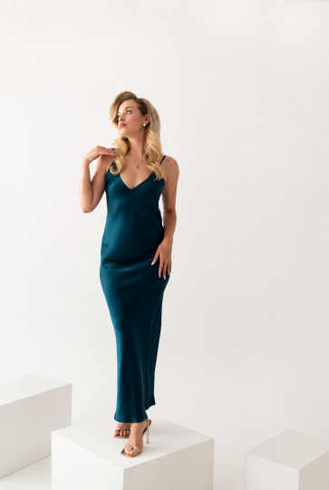 ROSELLA maxi długa jedwabna sukienka wieczorowa bieliźniana slip dress w kolorze morski